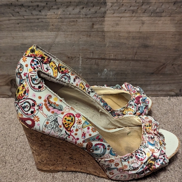❤️5 for $25❤️ Steve Madden Pink Paisley wedges - Picture 3 of 4
